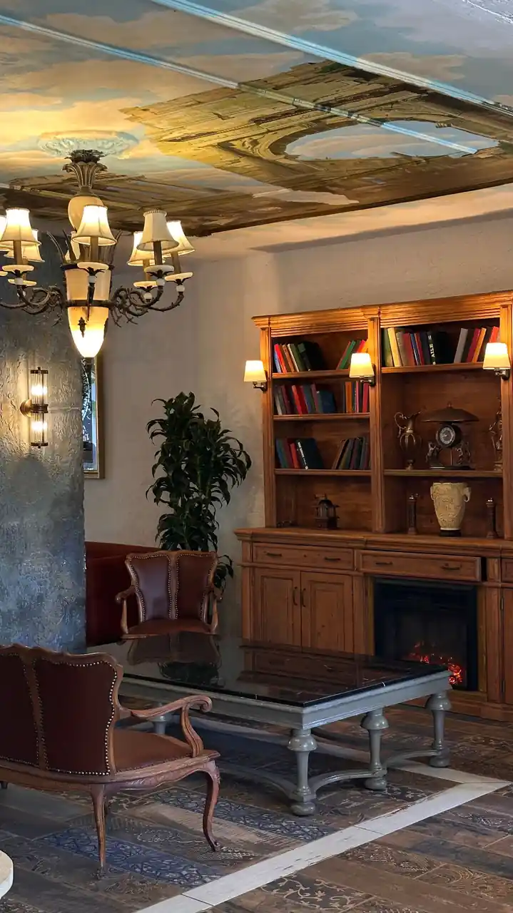 Elegante Hotelbibliothek