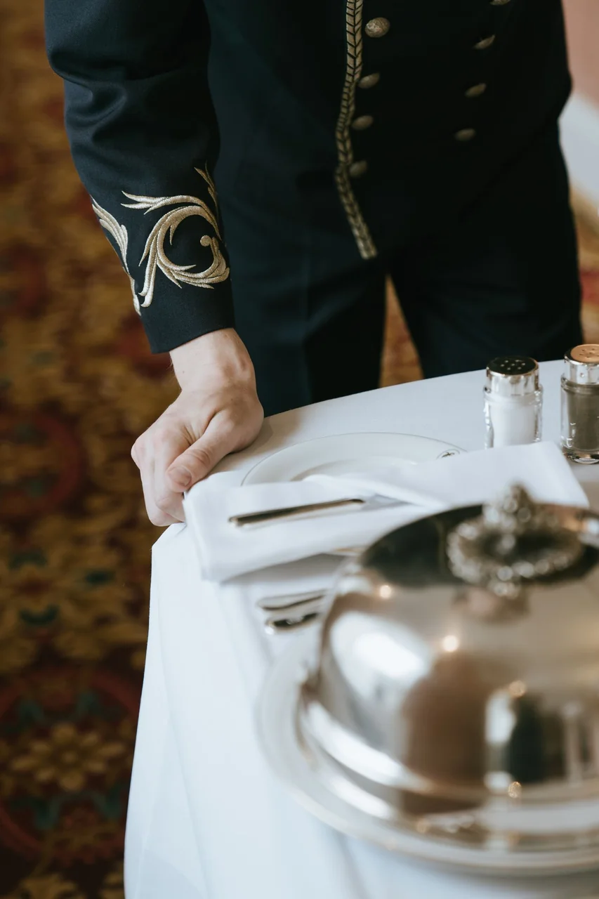 Hotelpersonal bei der Arbeit